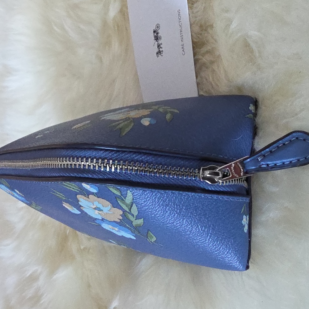 Adorable NWT Coach Tossed Daisy Dark Periwinkle Zippered Cosmetics Case ππΌππ - Picture 8 of 13